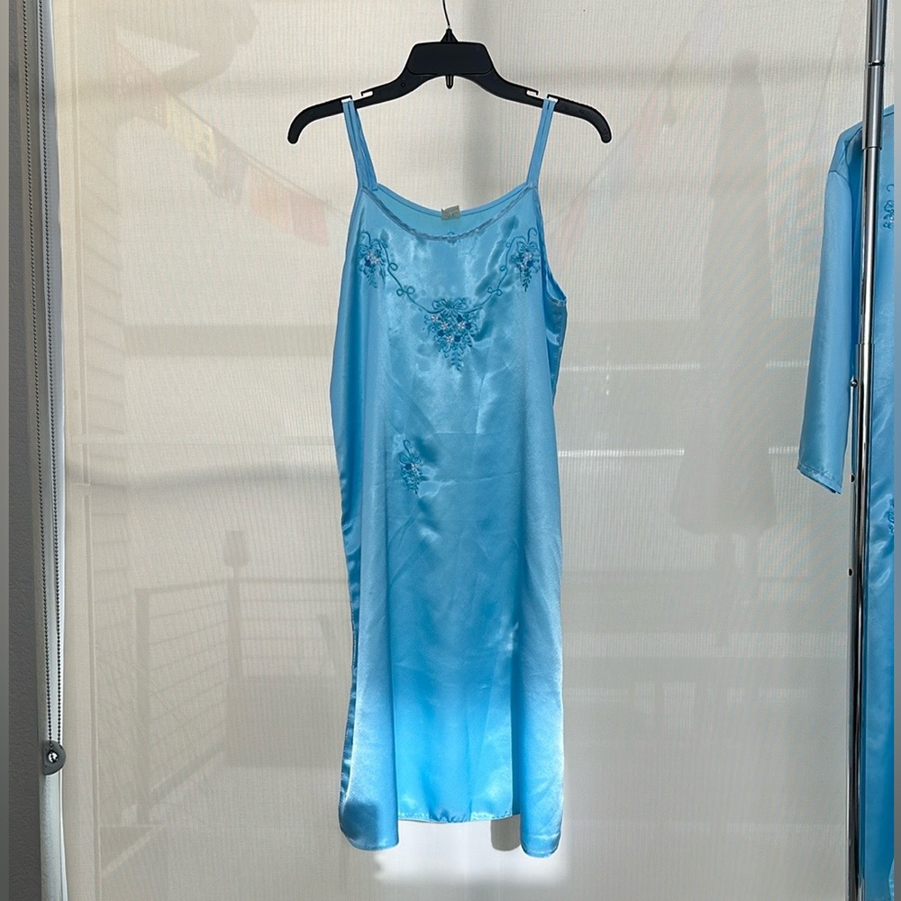 Satin/Silk Nightgown and Robe Set | M - Picture 11 of 16